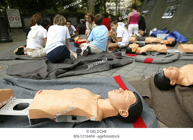 FIRST AID<BR>Photo essay. <BR>Training by French Red Cross