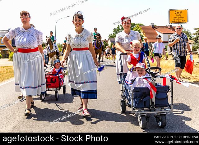 19 June 2022, Brandenburg, Casel: Riders, young women and girls from the Drebkauer district of Casel go to the fairground during the Johannisreiten after...