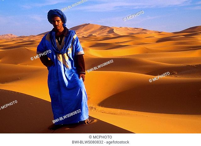 berber in front of sand dunes, Morocco, Erg Chebi