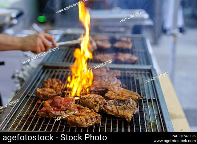 Pork neck chops burn on a grill. || Model release available. - Munich/Deutschland