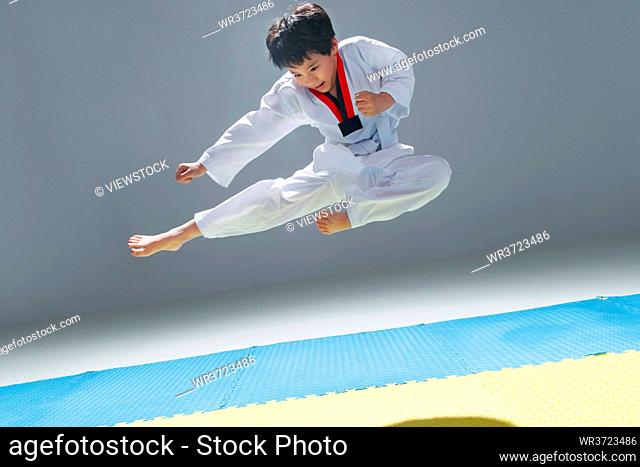 The little boy practice tae kwon do