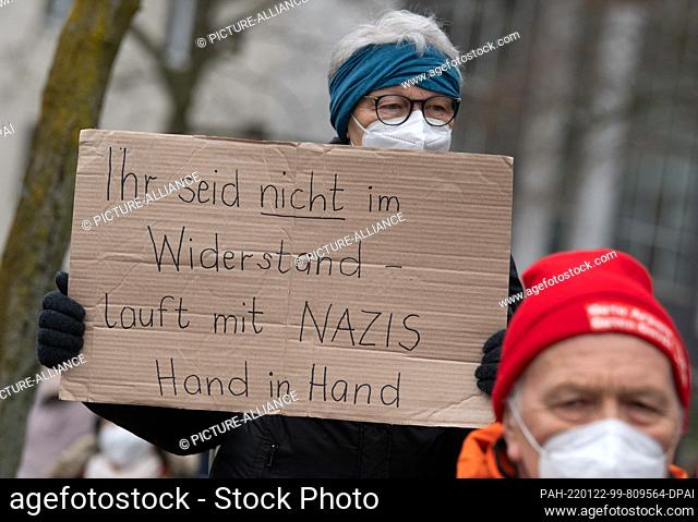 19 January 2022, Hessen, Offenbach: Against a simultaneous march of about 5000 opponents of the current Corona measures, these demonstrators participate in the...