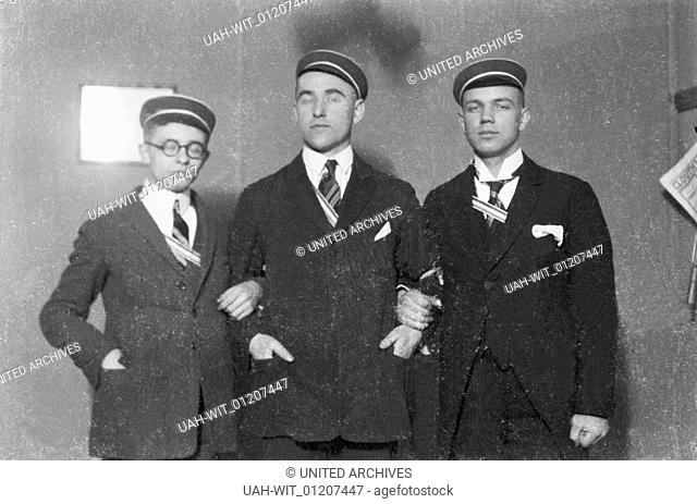 Drei Mitglieder einer schlagenden Studentenverbindung im Deutschland der 1920er Jahre
