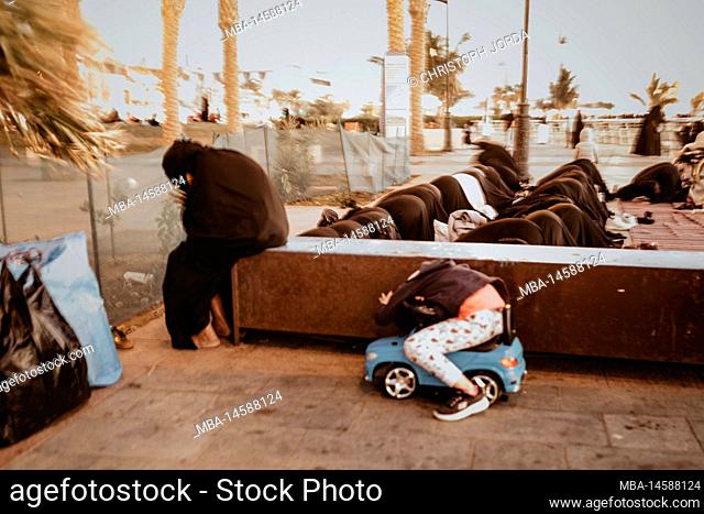 Saudi Arabia, Mecca province, Jeddah/Jeddah, women, pray