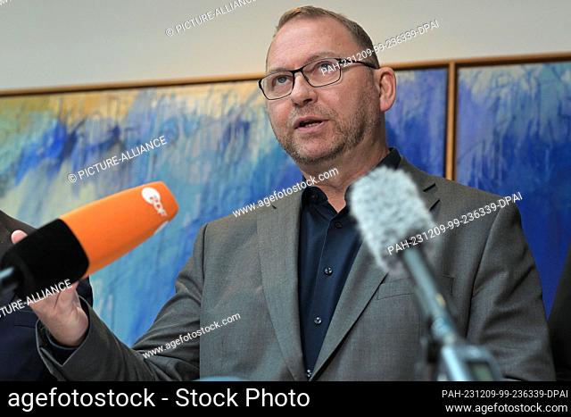 09 December 2023, Brandenburg, Potsdam: At a press conference, ver.di chairman Frank Wernicke expressed his satisfaction with the outcome of the collective...