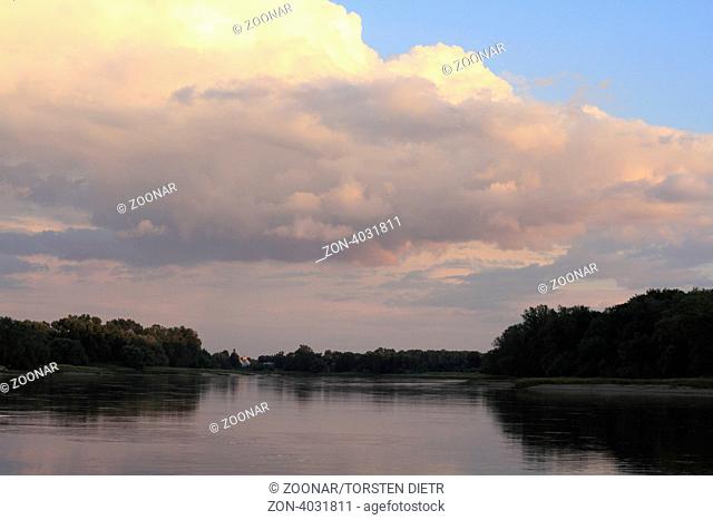 Abenddämmerung an der Elbe, in Sachsen- Anhalt / Deutschland, Dusk on the Elbe river in Saxony-Anhalt /Germany