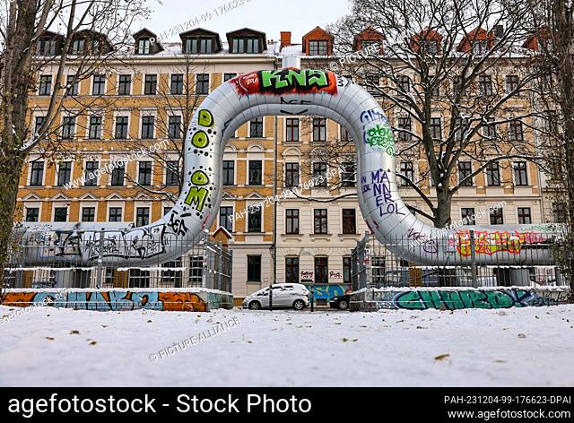 04 December 2023, Saxony, Leipzig: A district heating pipeline runs through the Leipzig district of Reudnitz in front of old buildings from the Wilhelminian era