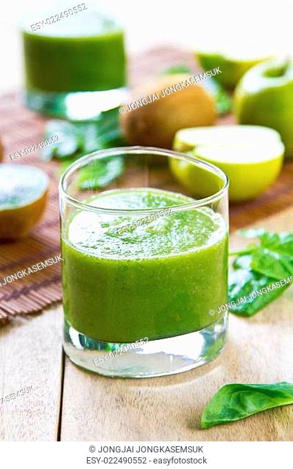 Spinach with Apple and Kiwi smoothie