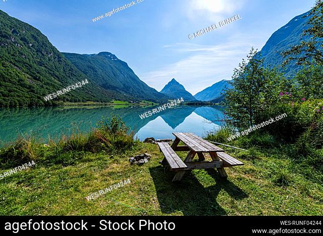 Norway, Byrkjelo, Picnic bench over Bergheimsvatnet lake in mountains