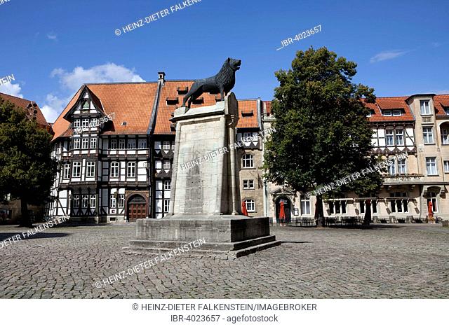 The Veltheimsches Haus and the Huneborstelsches Haus on the Burgplatz square, in front the Brunswick Lion, Braunschweig, Lower Saxony, Germany
