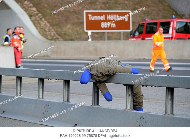 28 September 2019, Thuringia, Breitenworbis: A doll lies on the crash barrier at the tunnel Höllberg at the A 38. The figure was part of an exercise