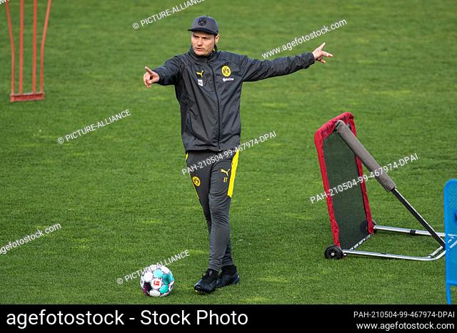 04 May 2021, North Rhine-Westphalia, Dortmund: Coach Edin Terzic leads the training session of Borussia Dortmund. Photo: Bernd Thissen/dpa