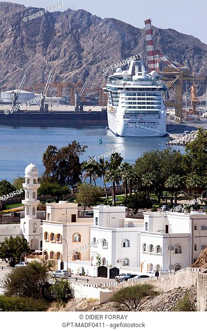 CONTRAST BETWEEN THE ARCHITECTURE OF THE TRADITIONAL HOUSES AND A CRUISE LINER, PORT OF MUSCAT, MUSCAT, SULTANATE OF OMAN, MIDDLE EAST