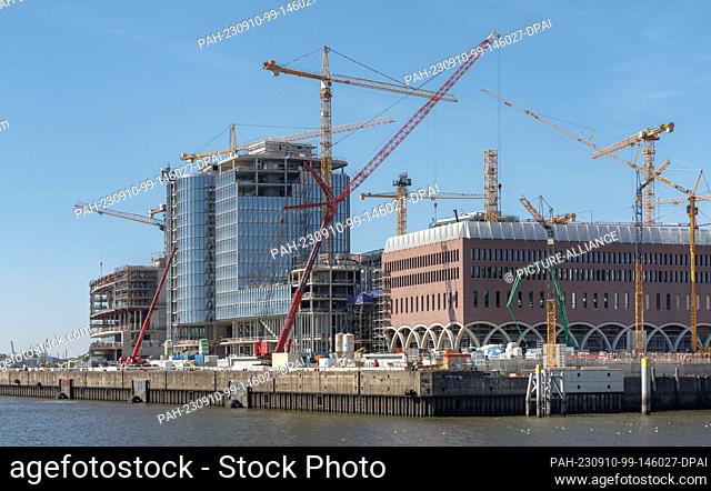 04 September 2023, Hamburg: The Ìberseequartier construction site in Hamburg's Hafencity. Among other things, 650 apartments, 4000 office workplaces