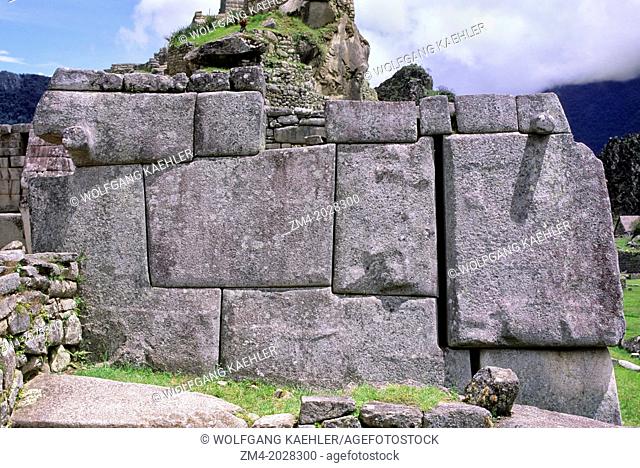 PERU, SACRED VALLEY, MACHU PICCHU, VIEW OF THE WALLS OF THE INTIHUATANA, ASTRONOMICAL OBSERVATORY