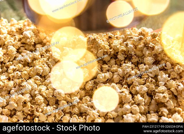 16 December 2023, Brandenburg, Leuthen: Popcorn is sold at a stall at a small Advent market. Advent and Christmas markets are also held in many German cities on...