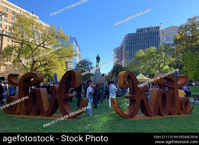 09 November 2021, US, Washington: The ""Love-Hate-Sculpture"" by German artist Mia Florentine Weiss is unveiled in Washington