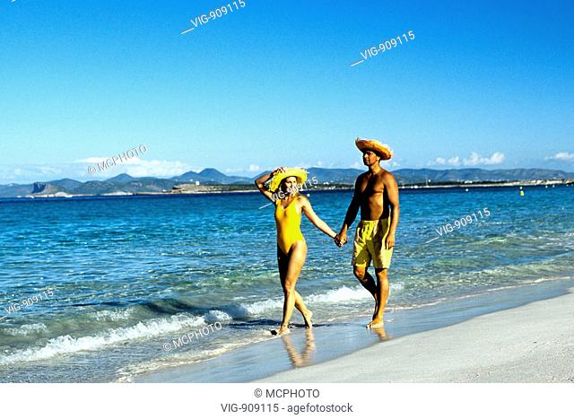 Mann und Frau spazieren am Strand - Formentera - Balearen - Europa, 04/07/2007