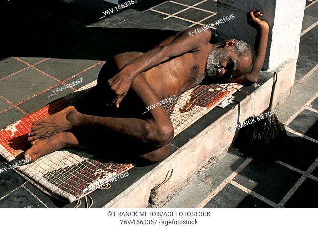 A naked man is sleeping  He is a jaïn monk belonging to the digambar sect  From India