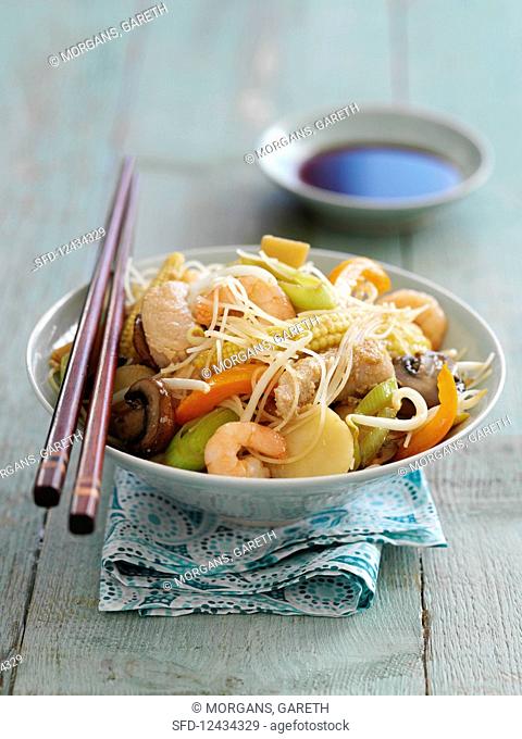 Chow mein with chicken and prawns