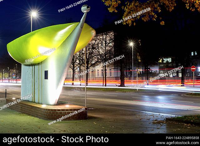 The illuminated bus stop of architect Massimo Iosa Ghini in the citycenter of Hanover, 25 November 2020. - Hannover/Niedersachsen/Deutschland