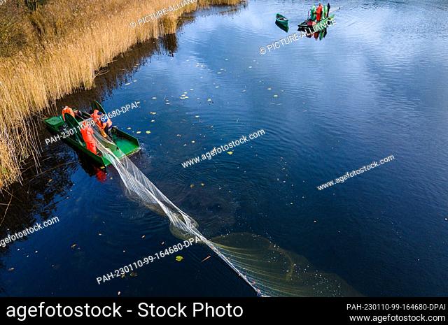 19 November 2022, Mecklenburg-Western Pomerania, Alt Schlagsdorf: Fisherman Walter Piehl and his helpers take the hauling net out of the water of Lake...