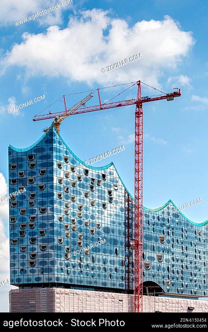 Die noch unfertigen Glasfassade der im Bau befindlichen Elbphilharmonie in Hamburg