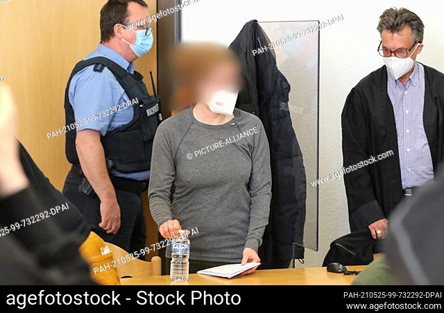 25 May 2021, Hessen, Alsfeld: The defendant stands in a courtroom in the regional court next to her defense lawyer Tronje Döhmer (r)