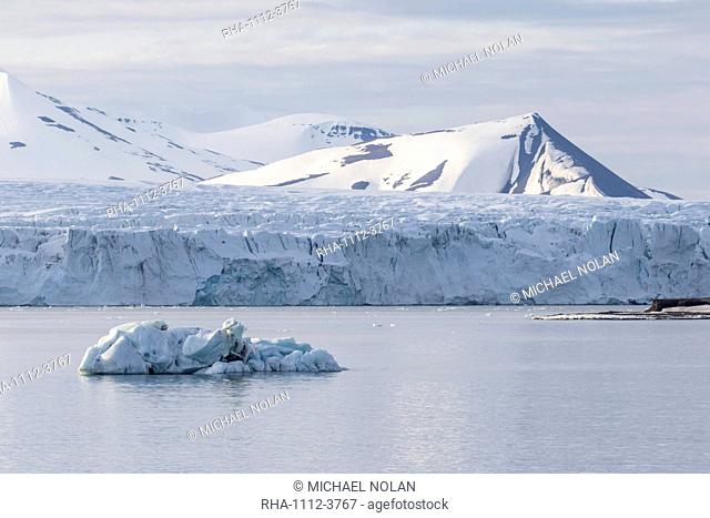 Hornsund, a fjord system on the western coast of Spitsbergen, Svalbard Archipelago, Arctic, Norway, Europe