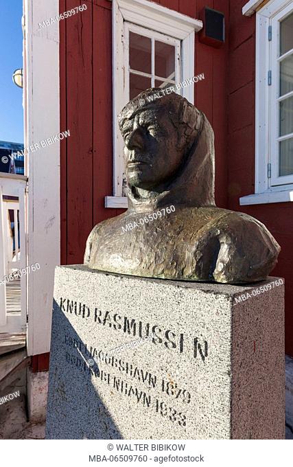 Greenland, Disko Bay, Ilulissat, bust of arctic explorer Knud Rasmussen by the Knud Rasmussen Museum
