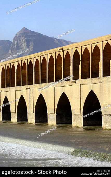 Iran, Isfahan, World Heritage Site, Si-o-se-pol bridge (bridge of 33 arches) and Zayandeh river