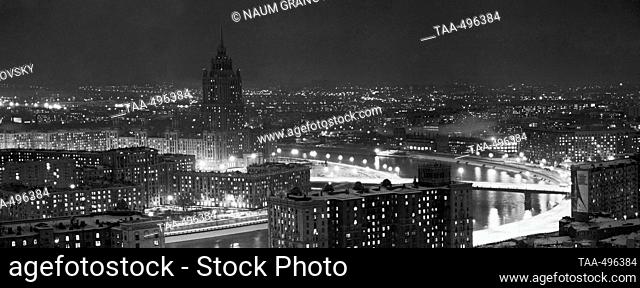 Moscow, USSR. A view of the Ukraina Hotel in Kutuzovsky Prospekt (Avenue), Taras Shevchenko Embankment, Kalininsky Bridge over the Moskva River and...