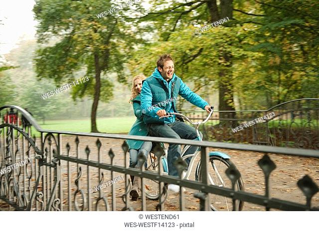 Germany, Bavaria, Munich, English Garden, Couple riding bicycle