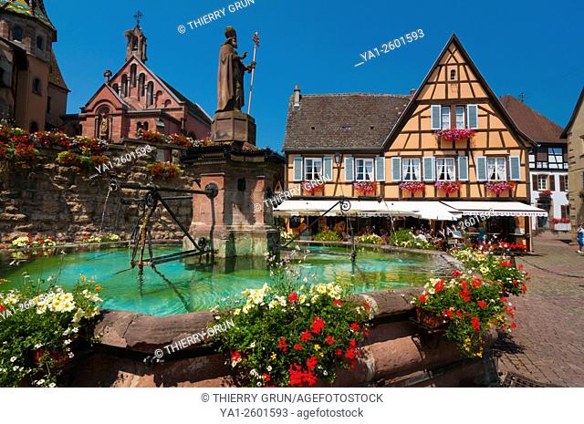 France, Haut Rhin (68), Eguisheim village (elected most beautiful french village), square Saint Leon with chapel, castle and fountain