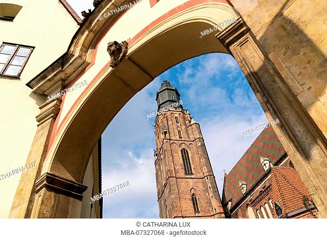 Poland, Wroclaw, old town, Hansel and Gretel, Altaristenhäuser (vicar houses) with arch