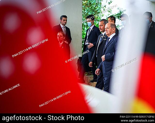 14 November 2022, Singapore, Singapur: Vivian Balakrishnan (2nd from right), Foreign Minister of Singapore, receives German Chancellor Olaf Scholz (r