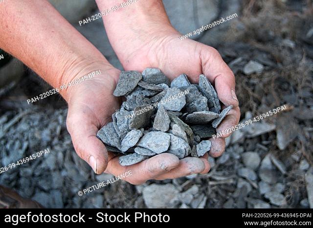 PRODUCTION - 16 May 2022, Lower Saxony, Emden: Gravel is removed from the front yard of a house in the Wolthusen neighborhood
