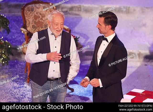 24 November 2022, Thuringia, Suhl: Florian Silbereisen (r) talks with Dieter Hallervorden during the recording of the ARD program ""The Advent Festival of 100