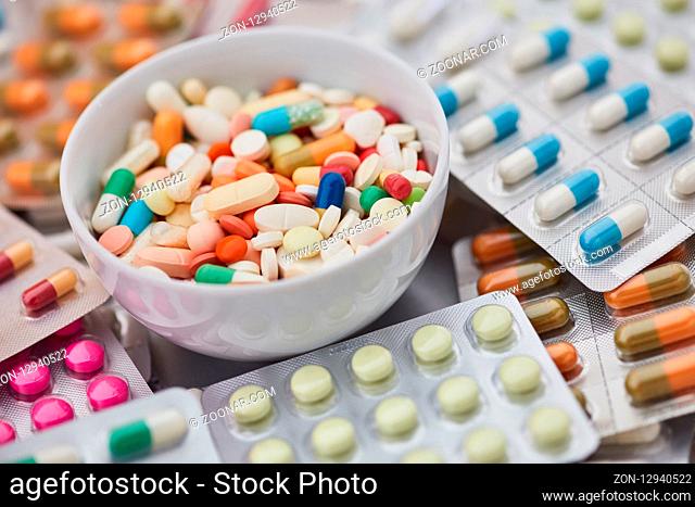 Medizin Hintergrund mit bunten Medikamenten in Blister Verpackung
