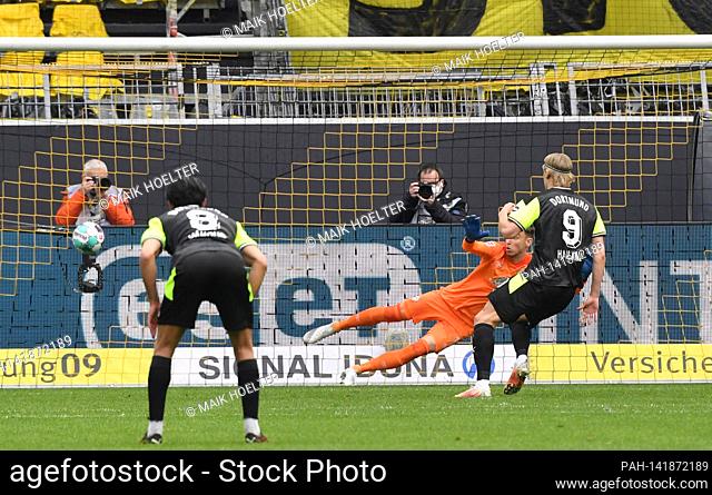 Erling Haaland (Borussia Dortmund) converts versus goalwart Jiri Pavlenka (Werder Bremen) the penalty to 2: 1, action, football 1