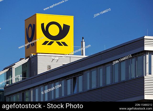 Posthorn, Logo der Deutschen Post am Briefzentrum Koeln-West, Frechen, Nordrhein-Westfalen, Deutschland, Europa