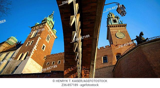 Poland, Krakow, Wawel, east entrance by Coast of Arms Gate and fortifications