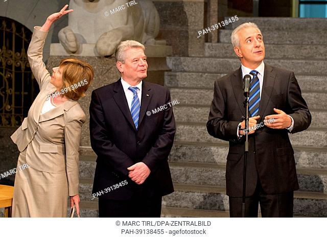German President Joachim Gauck (C), his partner Daniela Schadt (L) and Governor of Saxony Stanislaw Tillich stand in the Dome Hall of the Saxon State...