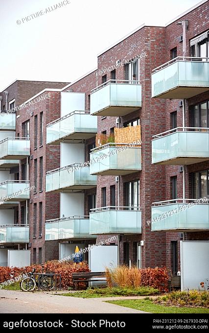 12 December 2023, Hamburg: View of a residential building in Eidelstedt. The Department for Urban Development and Housing presents the new qualified rent index...