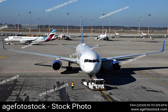 28 March 2022, Brandenburg, Schönefeld: A United Airlines passenger plane awaits takeoff at the capital's BER airport for its maiden flight from BER to New...