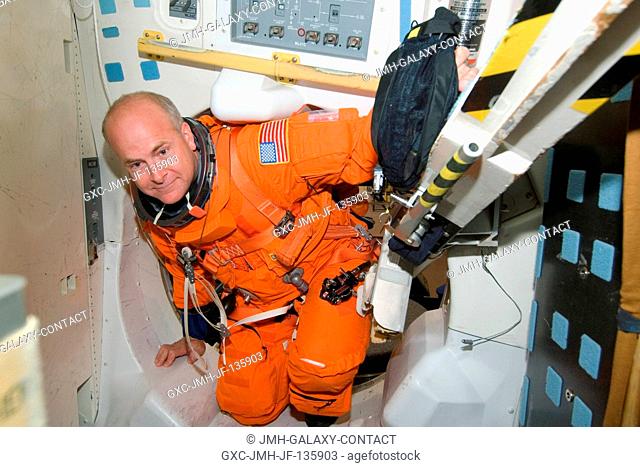 Attired in a training version of his shuttle launch and entry suit, astronaut Alan G. Poindexter, STS-122 pilot, participates in a training session in the crew...