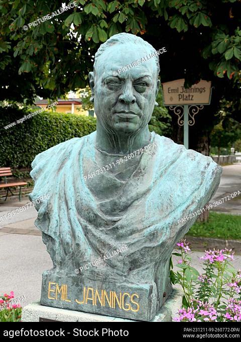27 August 2023, Austria, Strobl: Bust of the German actor Emil Jannings, 1884-1950, in Strobl am Wolfgangsee in the Salzkammergut region of Austria