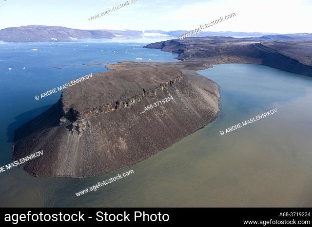 Dundas mountain. This 1000-year ols Inuit settlement Uummannaq, (in 1919 given the namne Thule by Knud Rasmussen) which had to be abandoned in 1953 lies beside...