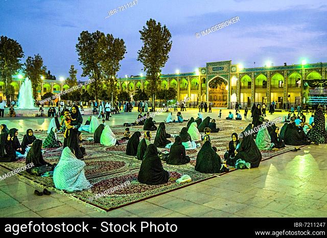 Pilgrims, Mosque and Mausoleum, Shah Cheragh, one of the most important pilgrimage sites of the Shiites in Iran, Shiraz, Shiraz, Iran, Asia