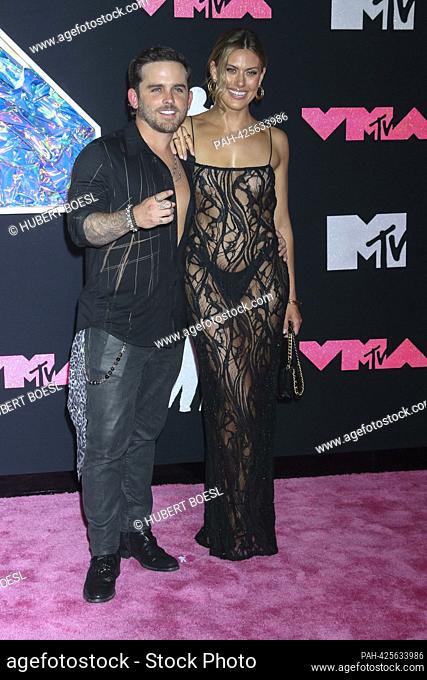 Christian Breslauer y Brittany Breslauer llegan a la alfombra rosa de los 2023 MTV Video Music Awards, VMAs, en Prudential Center en Newark, Nueva Jersey, EE